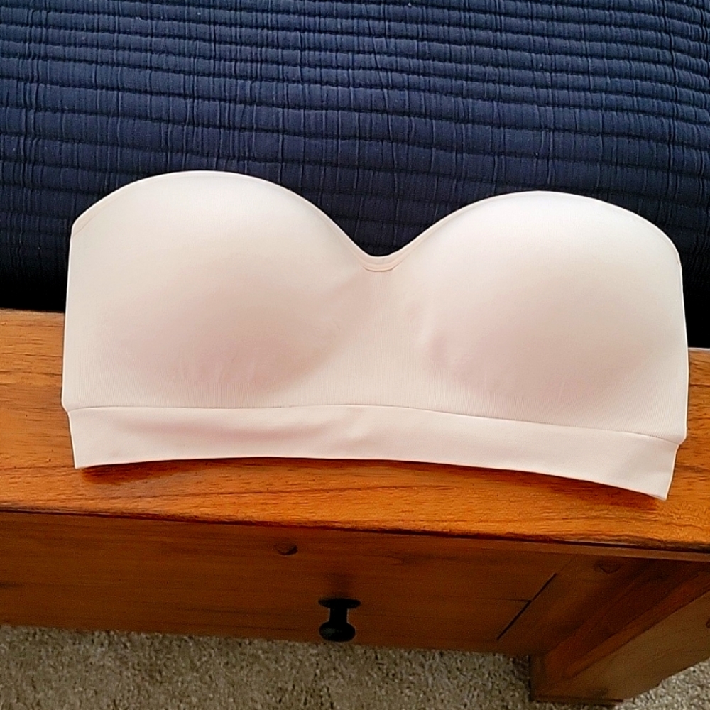 Women's nwot push up seamless bandau bra. Nude color. Padded. Soft medium
